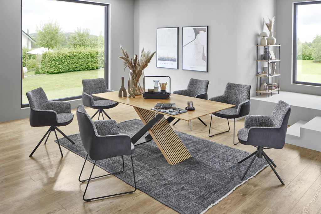 Tisch und Schalensessel